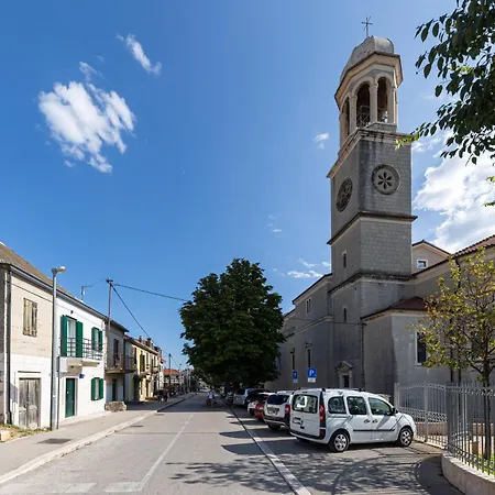 Salt & Stone Daire Kastela